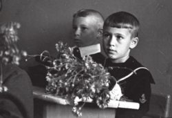 Будущий астроном Владимир Сурдин (справа). Школа № 1, г. Миасс, 1 сентября 1960 года. Первый урок в 1-м классе