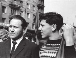 Будущий физик, академик РАН Валерий Рубаков с отцом на первомайской демонстрации
