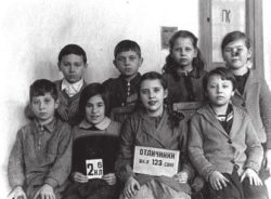 Будущий психолингвист Ревекка Фрумкина (в центре). 2-й класс. 1940 год