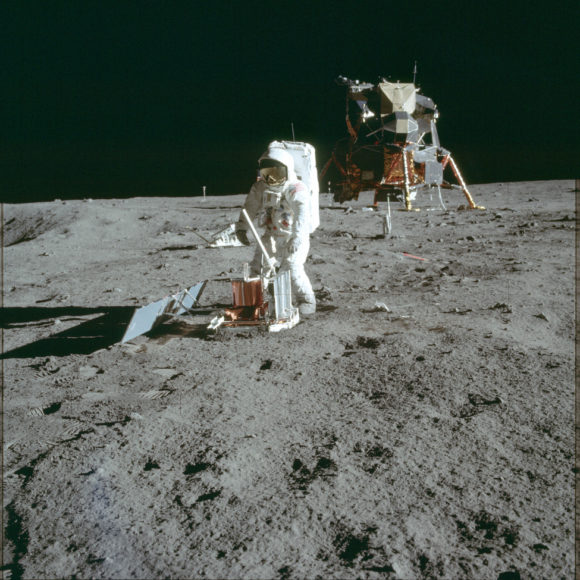 Астронавт Эдвин Олдрин устанавливает сейсмическую станцию PSEP (NASA, AS11-40-5947)
