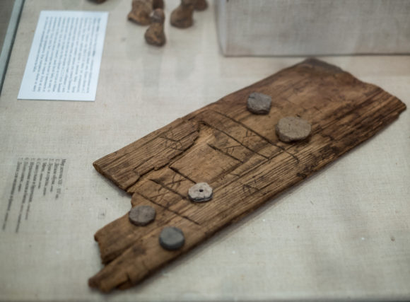 Рис. 4. Доска для игры в «Мельницу» из раскопок в Старой Руссе. Дерево, XII век