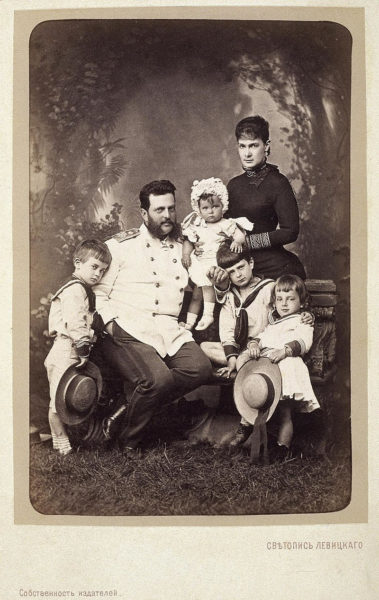 Портрет семьи великого князя Владимира Александровича. Фото С. Левицкого (ок. 1883 года)