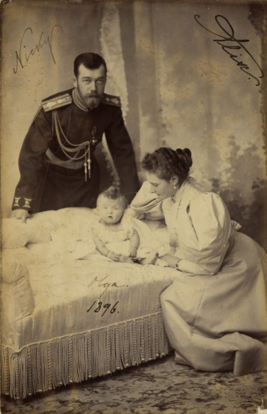 Николай II, Александра Фёдоровна и их дочь великая княжна Ольга Николаевна. Фото С. Левицкого, 1896 год