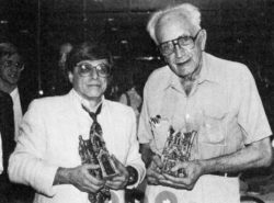 Харлан Эллисон и Фриц Лейбер с премиями Брэма Стокера, 1988 год